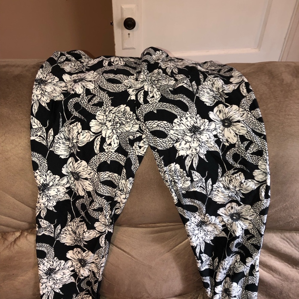 Lularoe tall and curvy snake 🐍 and flower Leggings nwot